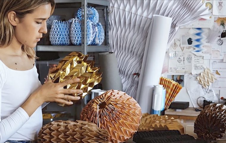 Wie Jule Waibel mit einzigartigen Falt-Designs in der Modebranche durchstartete