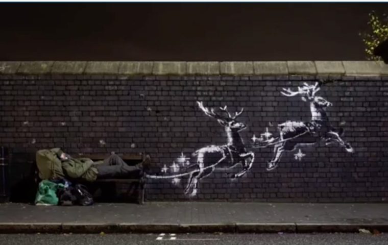 Zur Weihnachtszeit: Banksys neuestes Graffiti macht auf Obdachlose aufmerksam