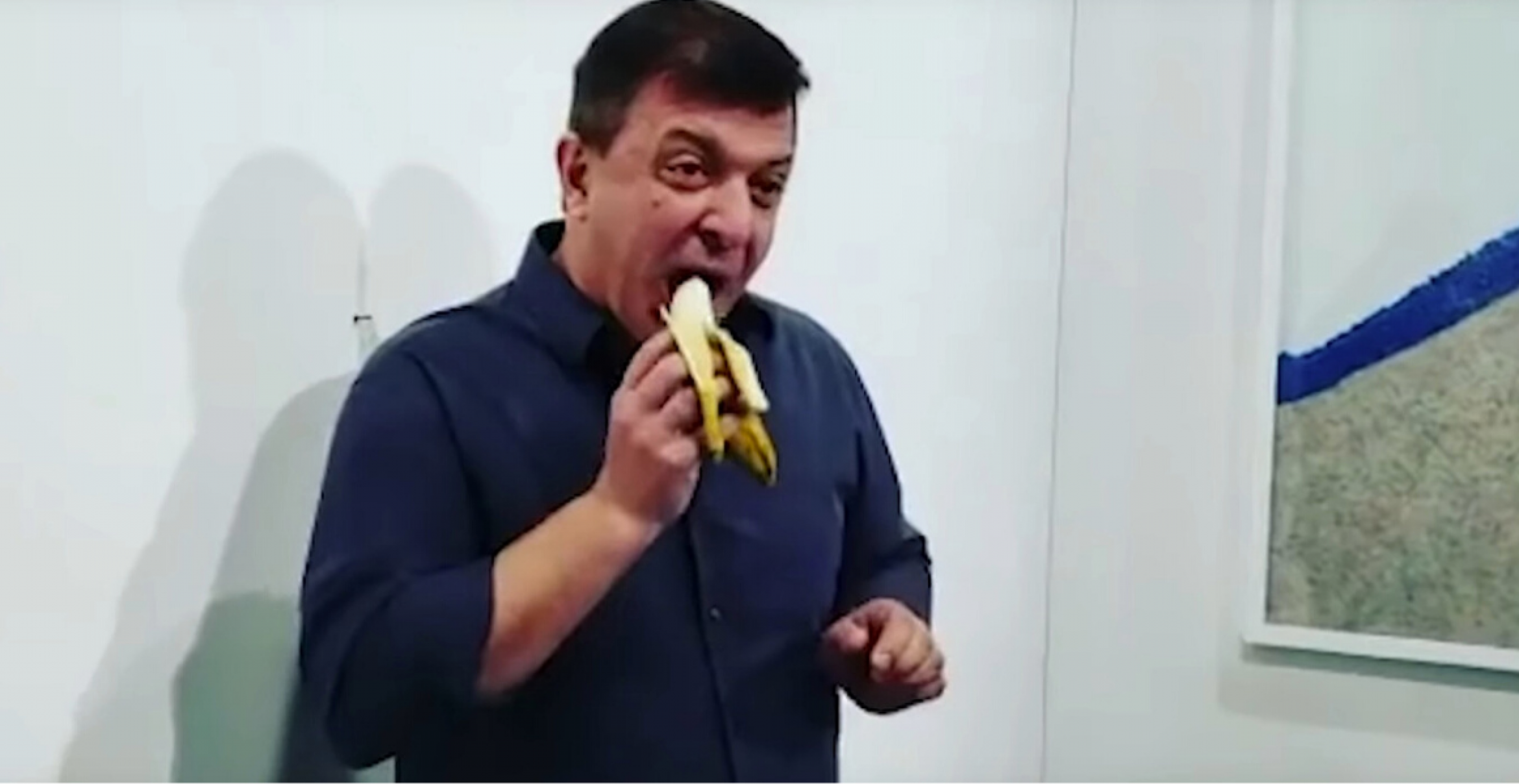 Künstler isst 120.000-Dollar-Banane und zerstört damit Installation eines anderen Künstlers
