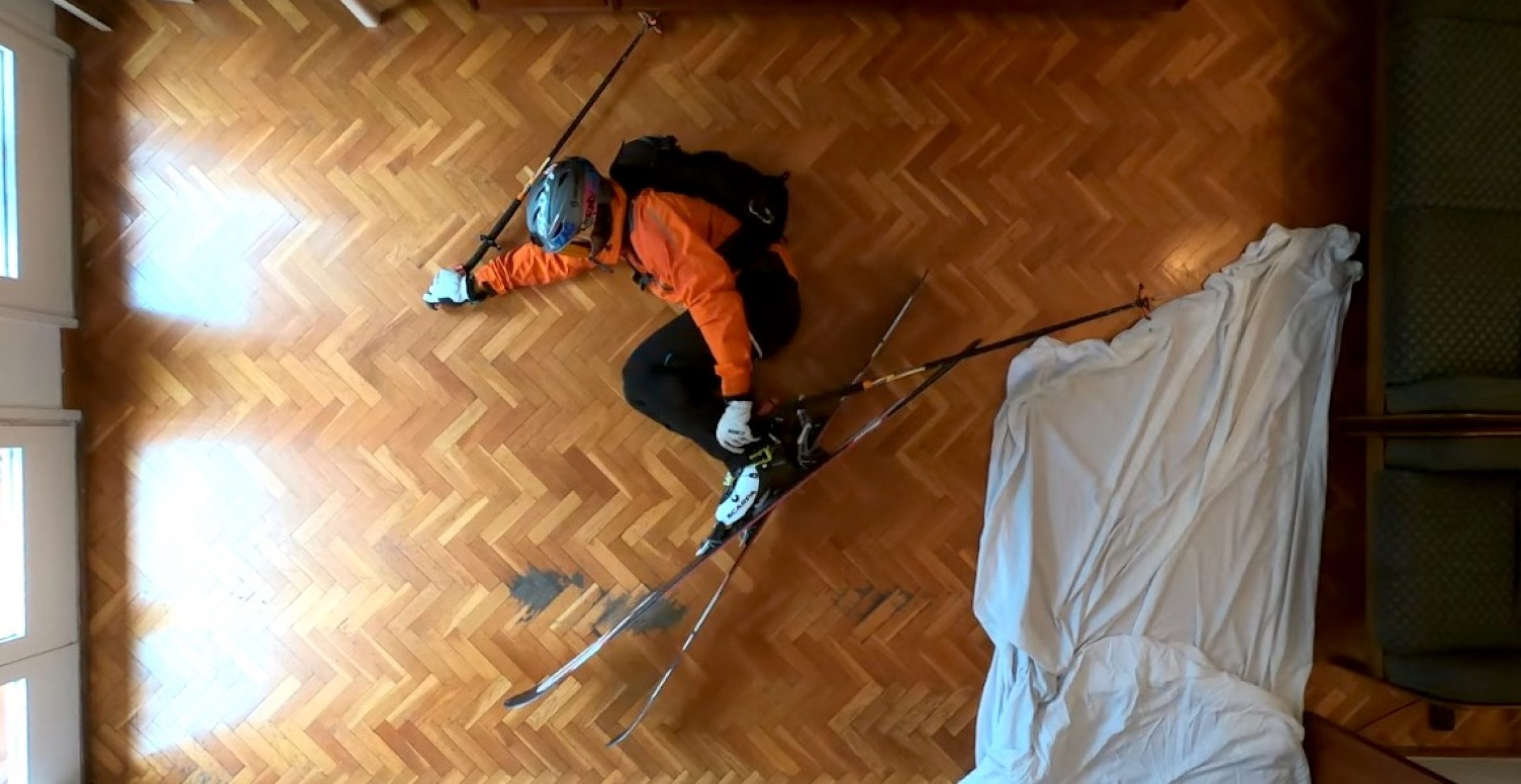 Ski-Fahrer verlegt Bergbesteigung und anschließende Abfahrt ins Wohnzimmer