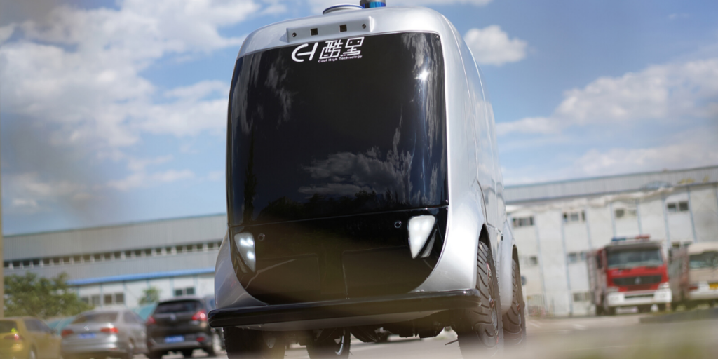 Auf einem Pekinger Campus rollen 5G-Roboter-Autos, die Fieber von Passant*innen messen
