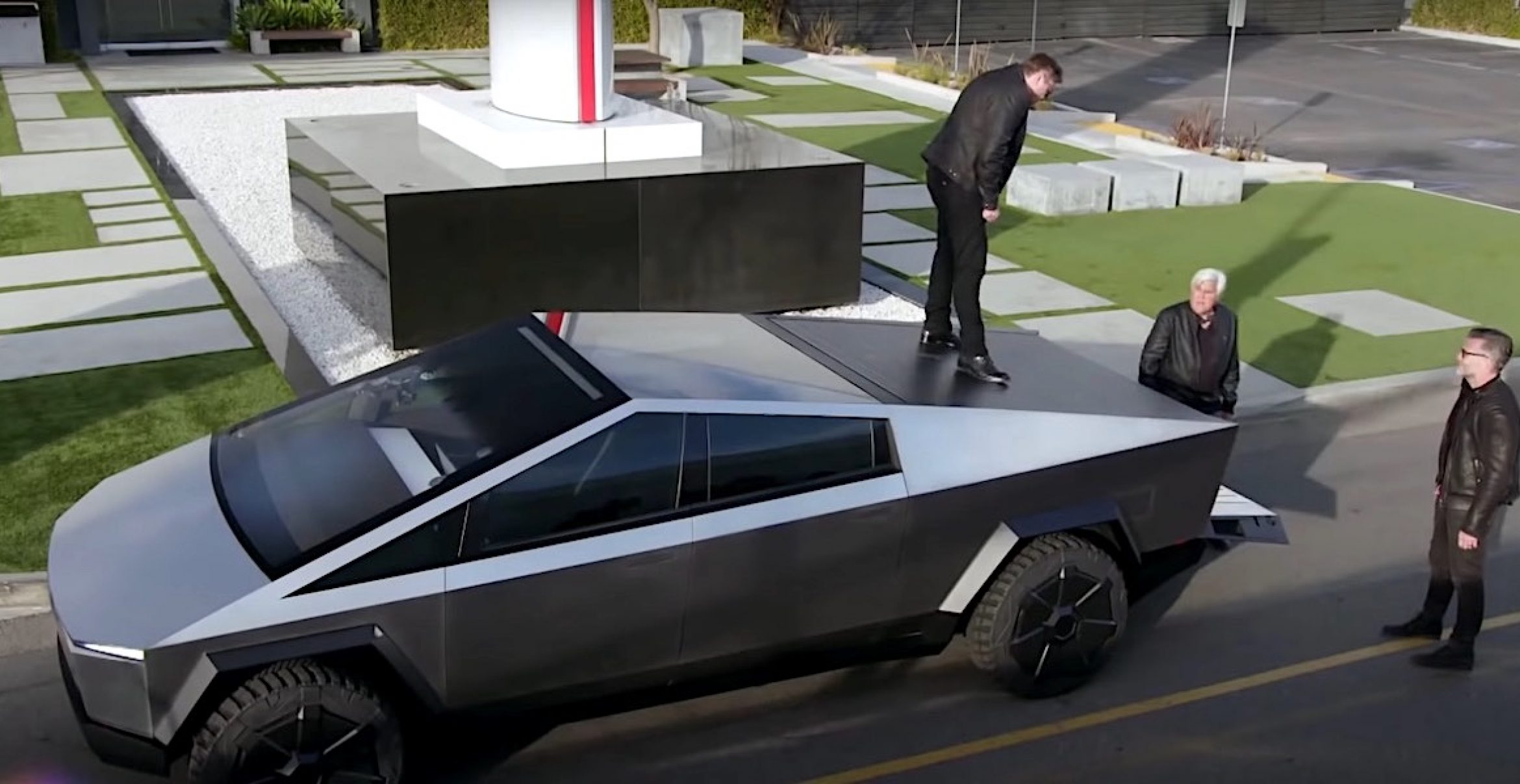 Elon Musk fährt mit Jay Leno im Cybertruck und verrät: Der Serienwagen wird kleiner