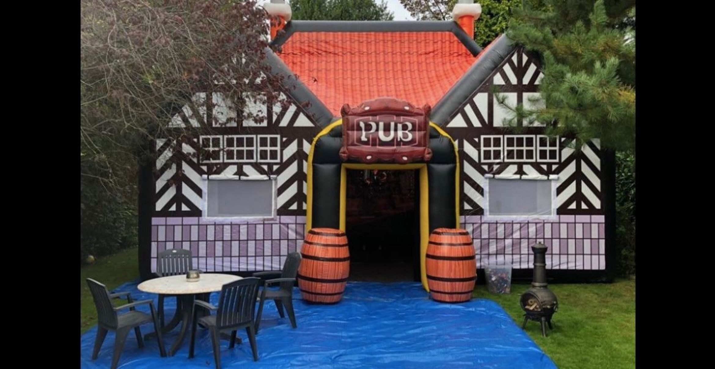 In Großbritannien kann man einen aufblasbaren Pub für den eigenen Garten mieten