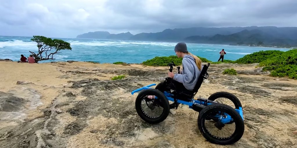 Youtuber entwickelt Offroad-Rollstuhl für seine Frau, stellt ihn jetzt in Serie her