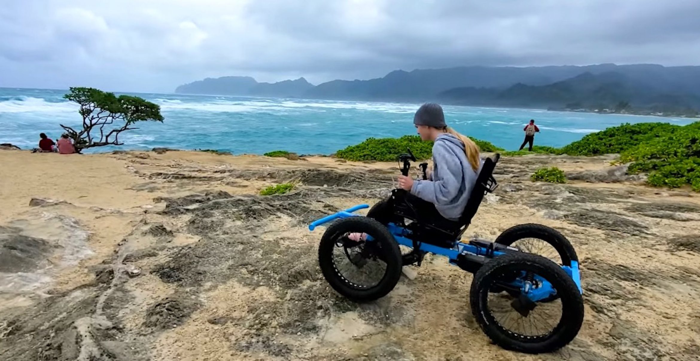 Youtuber entwickelt Offroad-Rollstuhl für seine Frau, stellt ihn jetzt in Serie her
