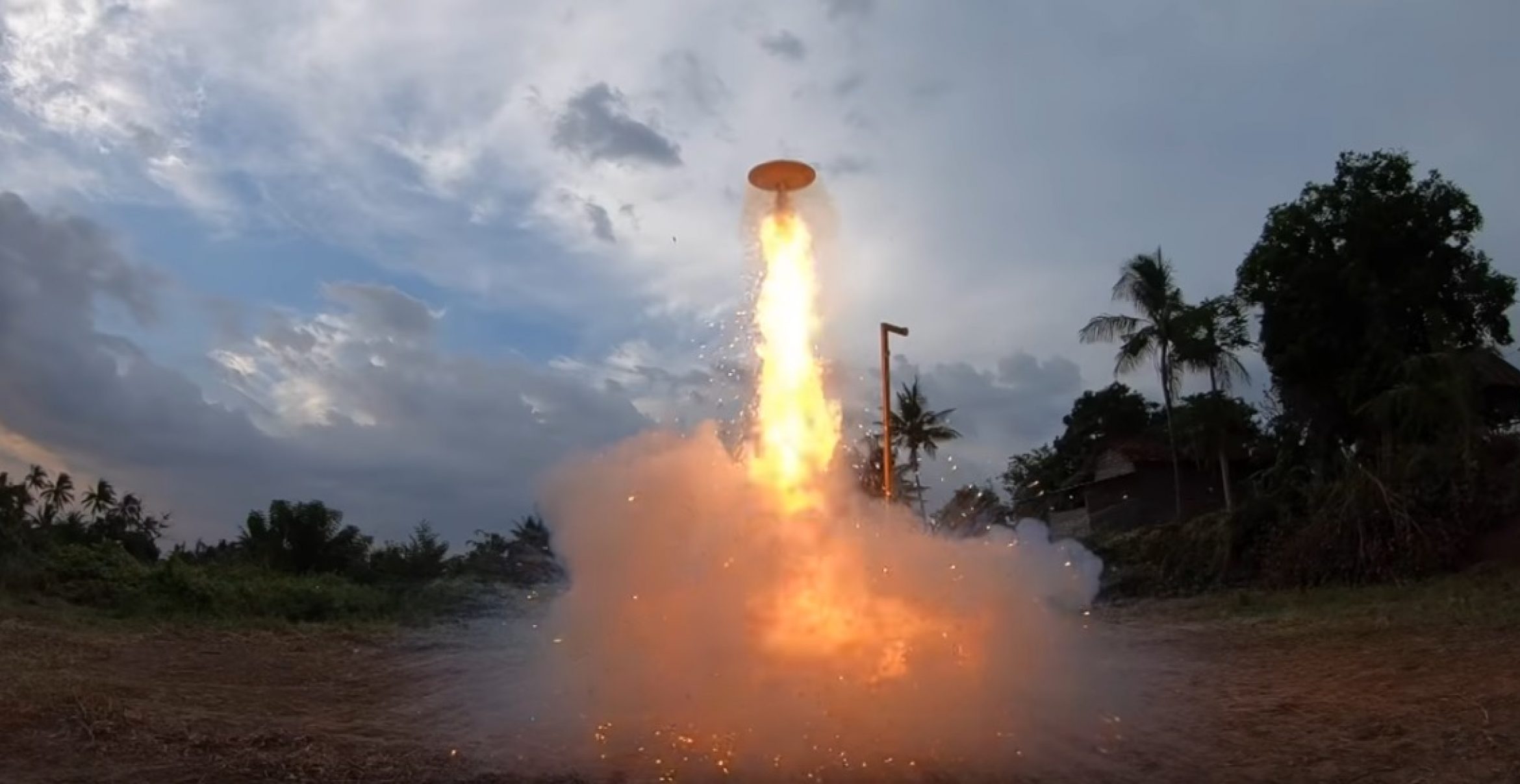 25.000 Streichhölzer: Youtuber bastelt Ufo und lässt es wie eine Rakete steigen