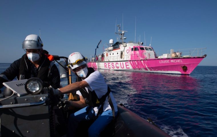 Banksy sponsert Sea Watch ein bemaltes Schiff zur Rettung von Menschen auf dem Mittelmeer