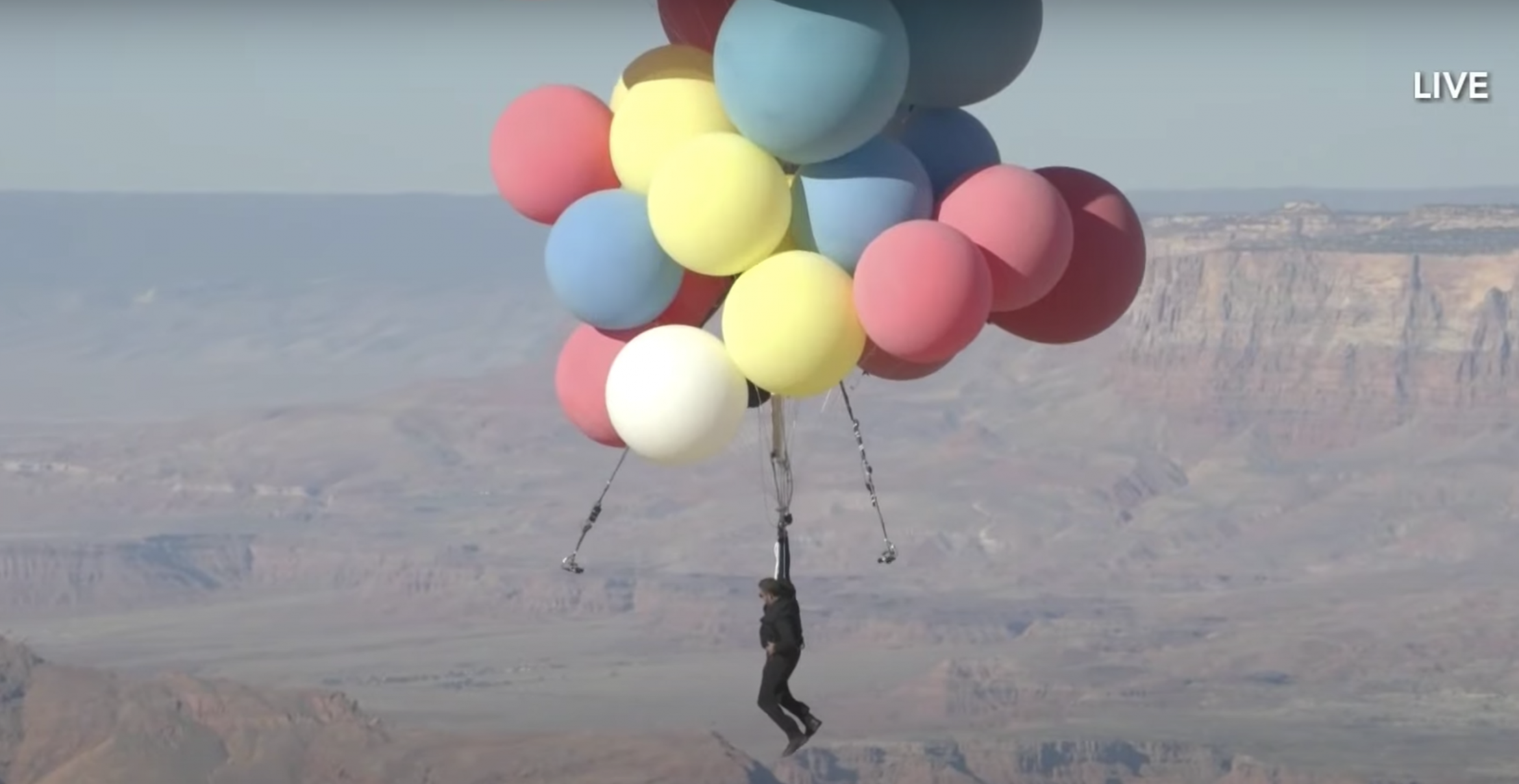 Über sieben Kilometer hoch: Künstler fliegt wie in Pixars „Oben“ an Luftballons durch die Luft