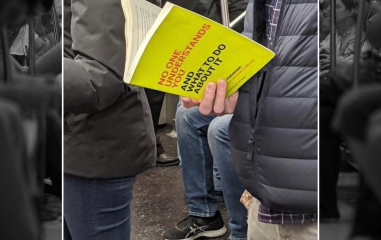 Zero F*cks given: Zehn Leute, die in der U-Bahn Bücher mit ziemlich schrägen Titeln lesen