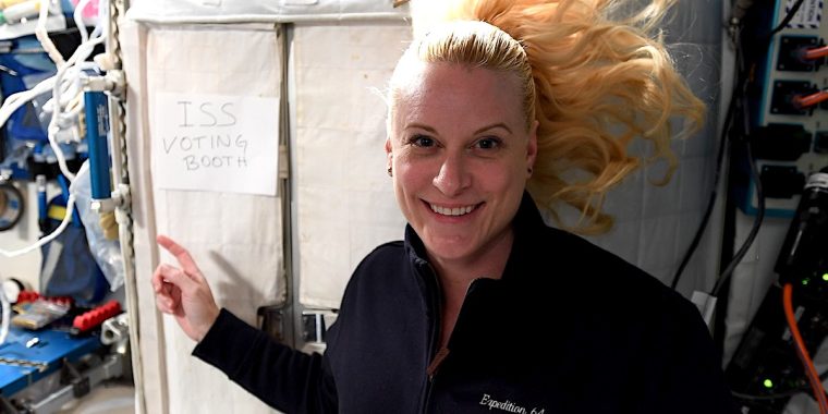 Im Weltraum wählen gehen: US-Astronautin zeigt ihre improvisierte Wahlkabine auf der ISS