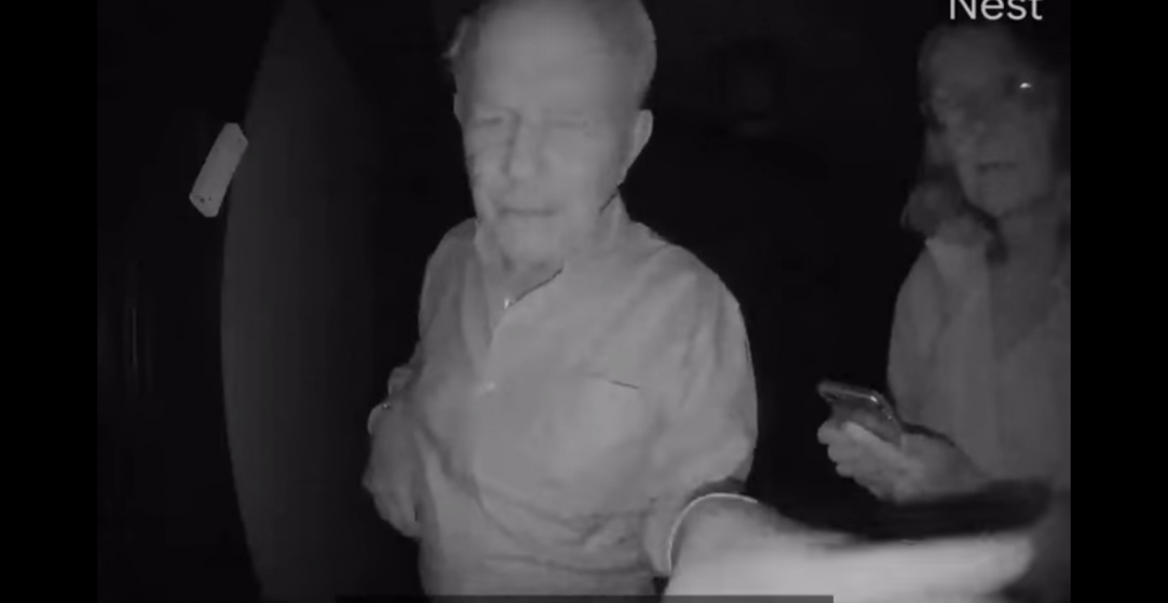 Nobelpreisträger verschläft den Anruf des Nobelkomitees und wird von seinem Nachbarn aus dem Bett geklingelt