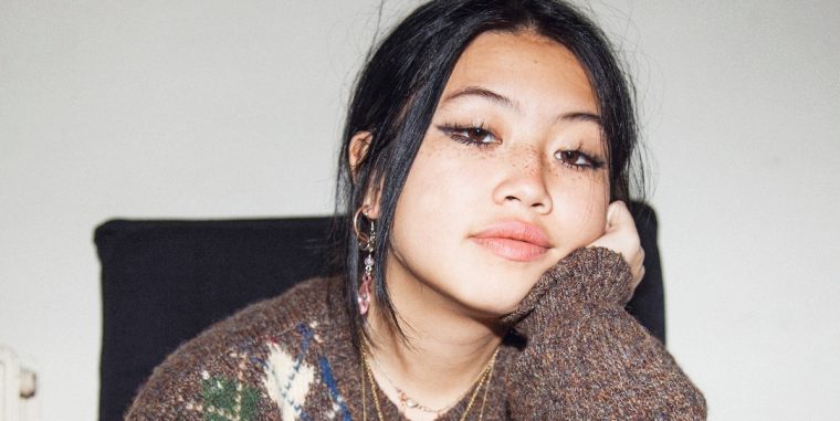 „Jede Woche ein neuer Song“ – Die Musikerin Beabadoobee hat die Generation Z auf Tiktok erobert