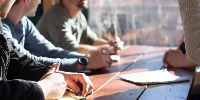 Manager*innen-Studie zeigt: Schlecht geplante Meetings verursachen jährlich Kosten in Millionenhöhe