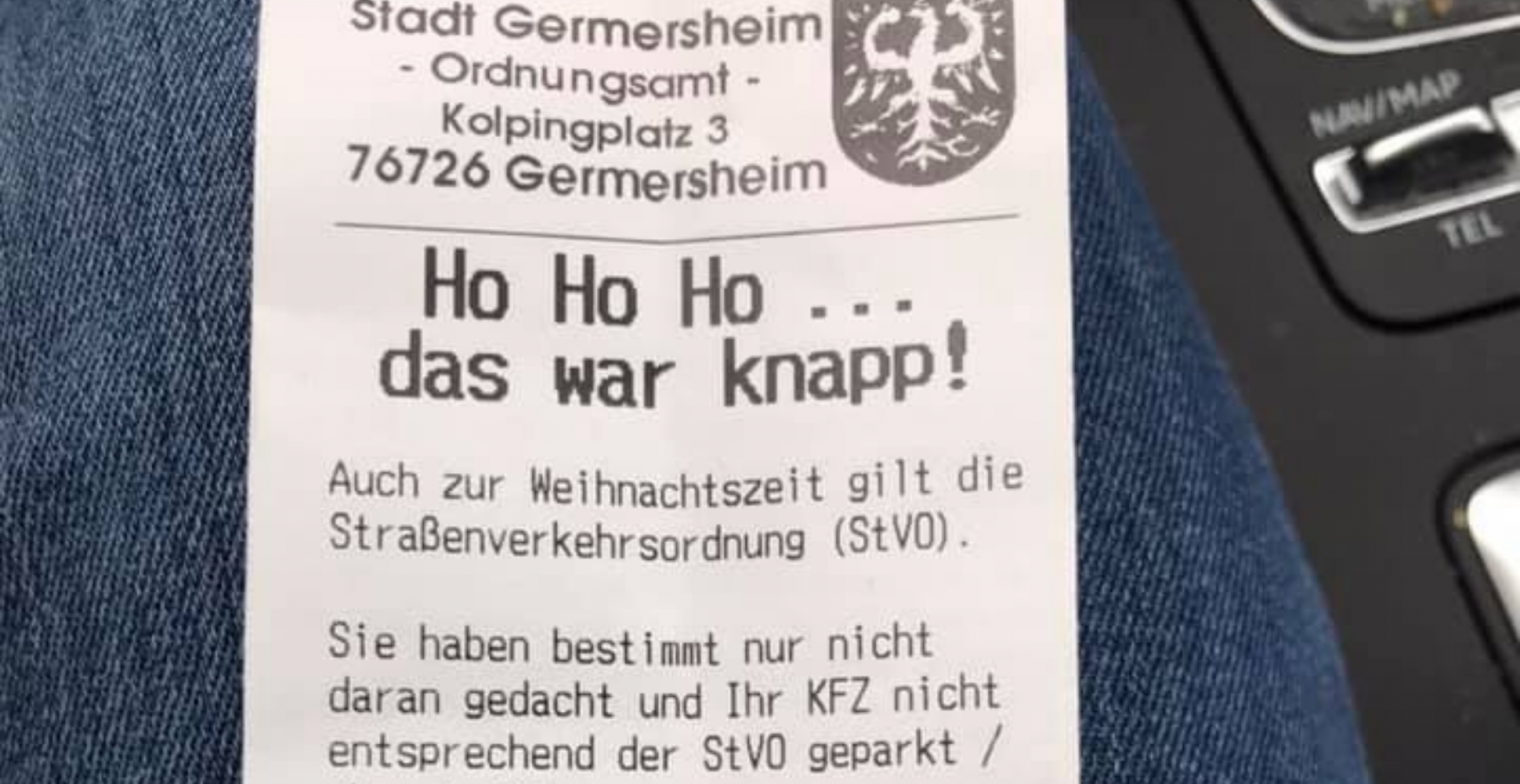 Gemeinde verteilt Weihnachtsgrüße statt Knöllchen fürs Falschparken