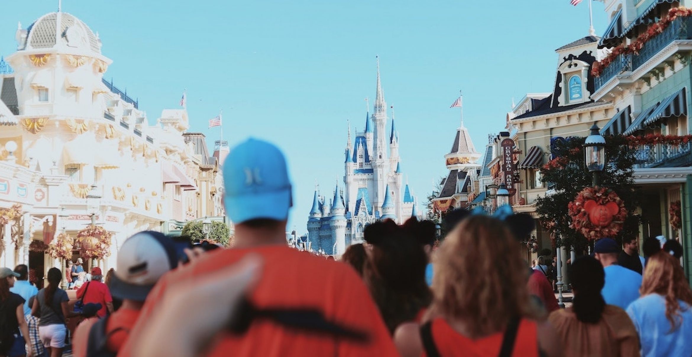 Disney World photoshoppt Masken auf Gäste