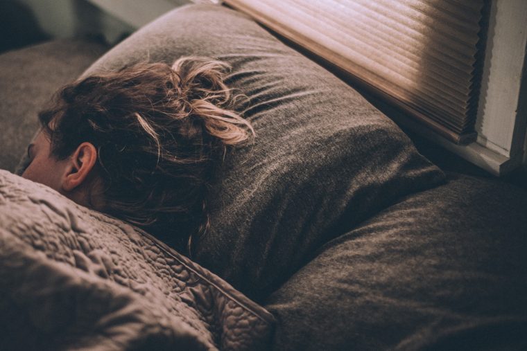 Neue Studie verrät, wie viel Schlaf wir brauchen und was Schlafmangel mit uns macht