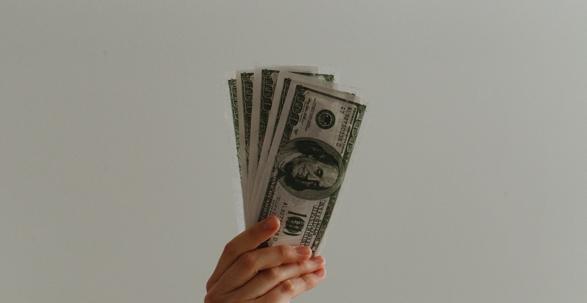 Über Geld spricht man: Bei diesen Finanz-Podcasts könnt ihr etwas lernen