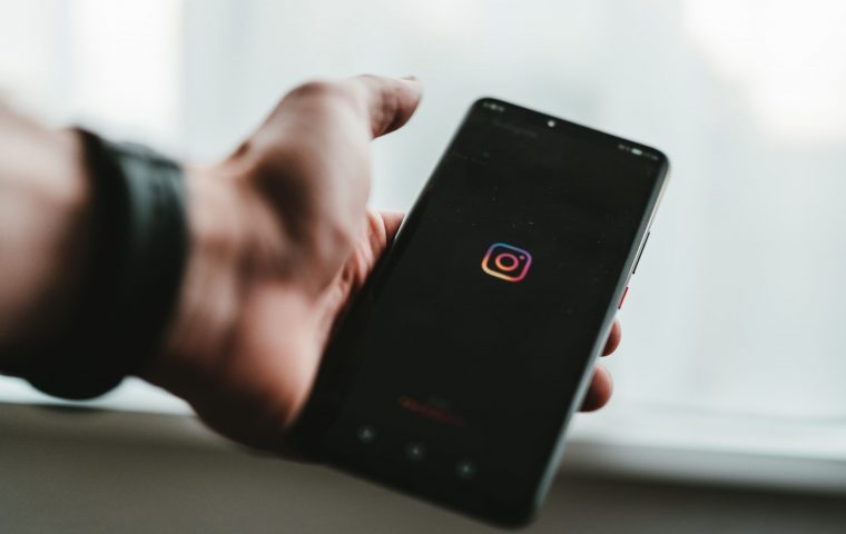 Meta droht Facebook und Instagram in der EU abzuschalten