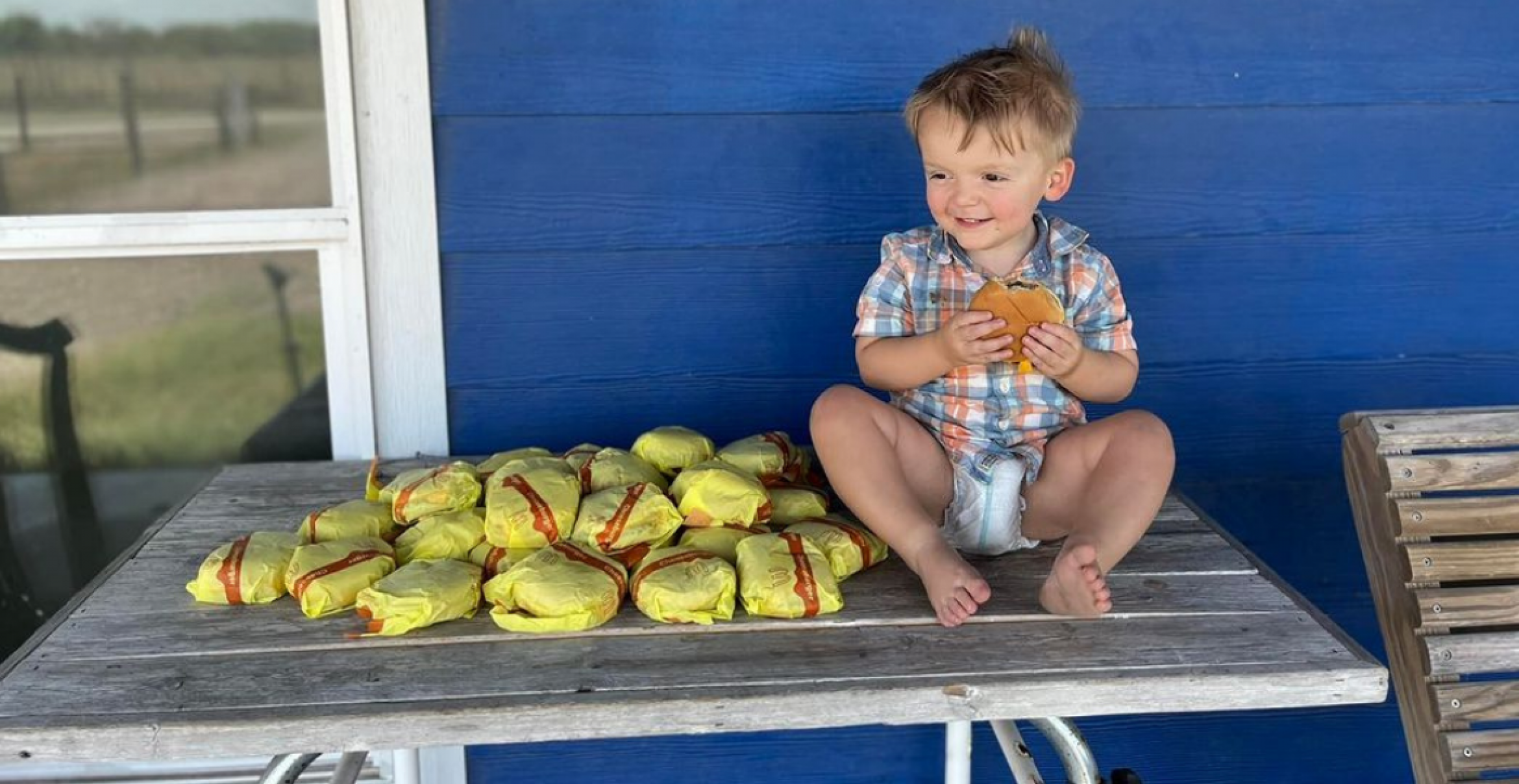Zweijähriger bestellt 31 Cheeseburger über das Handy seiner Mutter