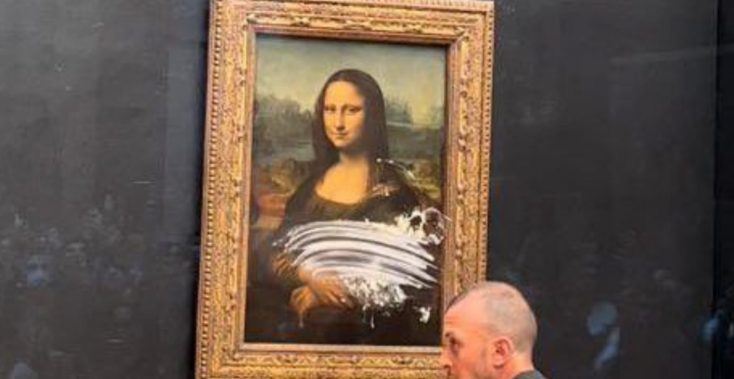 Torten-Attacke im Louvre: Verkleideter Mann beschmiert Mona Lisa