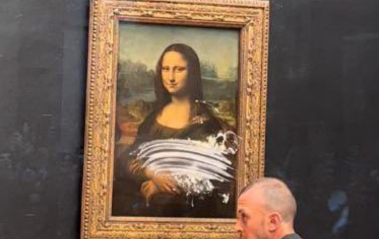 Torten-Attacke im Louvre: Verkleideter Mann beschmiert Mona Lisa