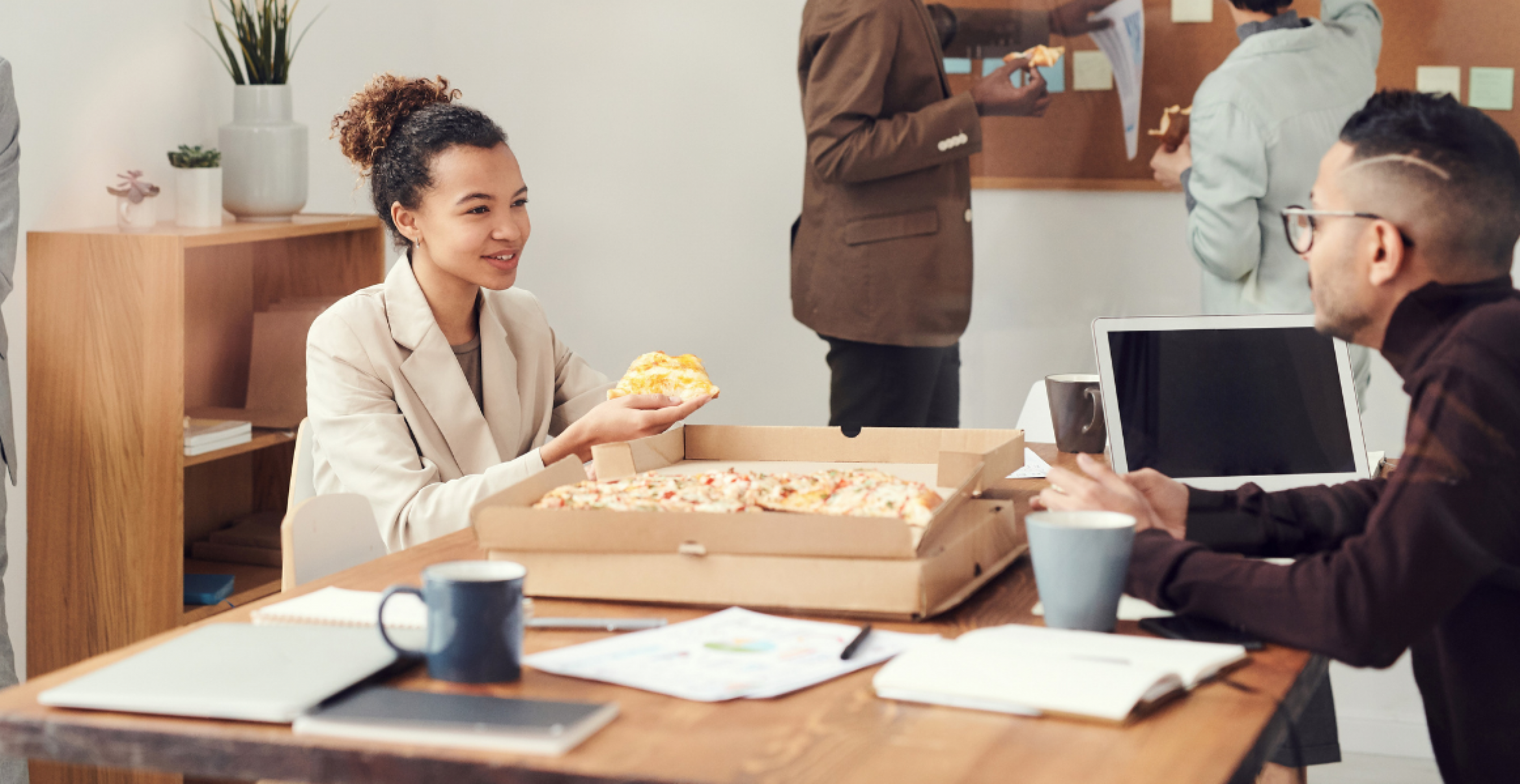 Office-Ethik: Darf ich vor meinen Kolleg:innen am Schreibtisch essen?