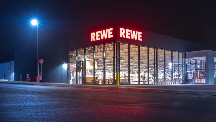 Rewe schafft die Papierprospekte ab – Angebote kommen per Whatsapp