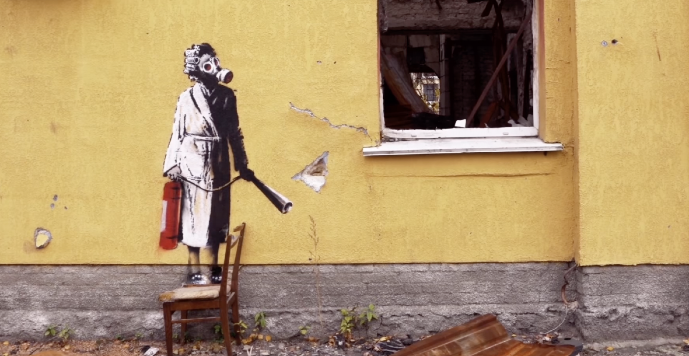 Neues Video von Banksy zeigt weitere Graffitis auf Trümmern in der Ukraine
