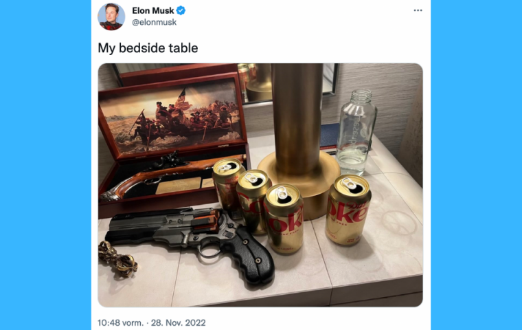 Elon Musk postet Foto von Nachttisch und Twitter reagiert mit Memes