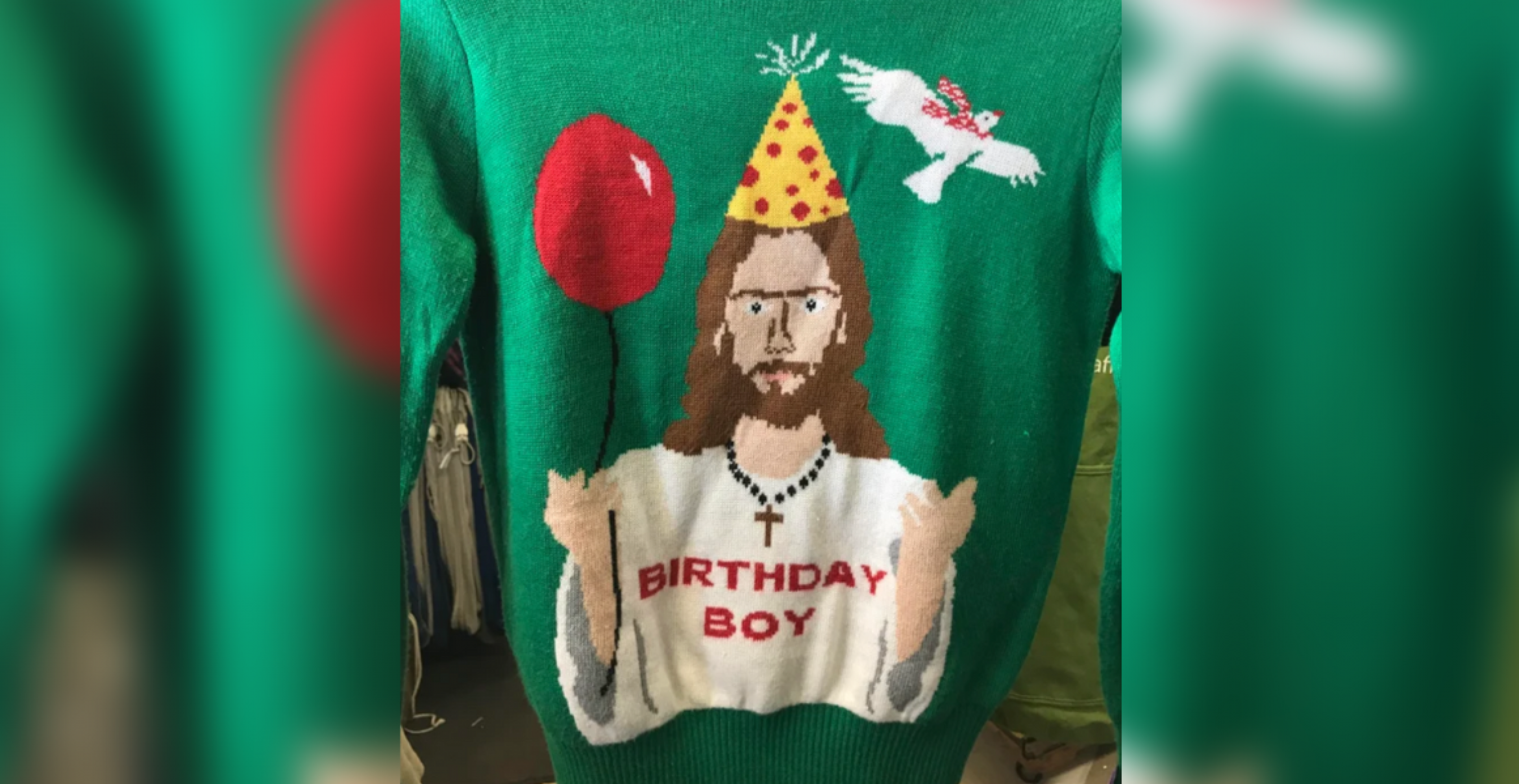 Zwölf Ugly Christmas Sweater, die jede Person zum Mittelpunkt der Party machen