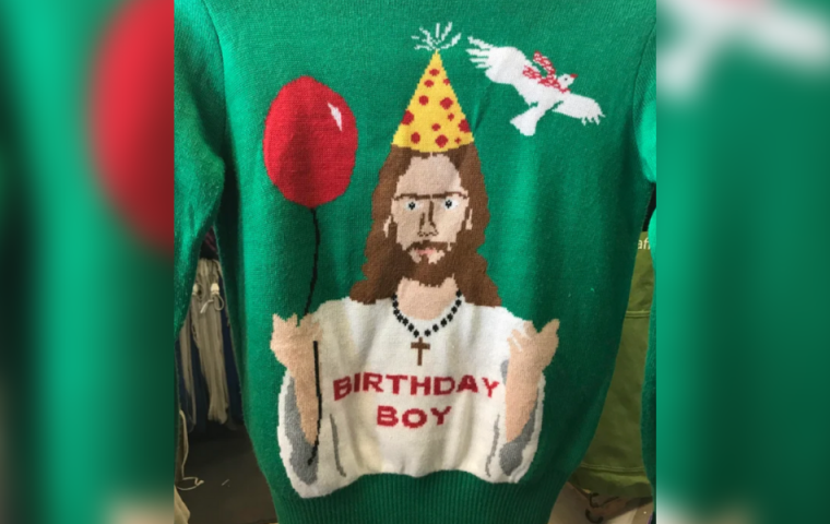 Zwölf Ugly Christmas Sweater, die jede Person zum Mittelpunkt der Party machen