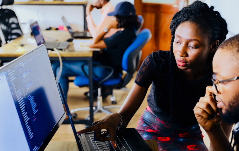 Studie zur Gender-Digital-Gap: Mehr Weiterbildungen für Frauen nötig