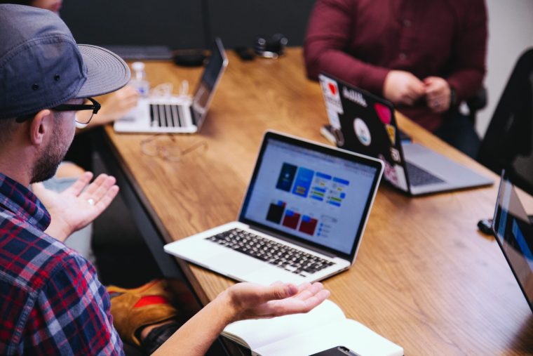 Widerstand gegen die Rückkehr ins Büro: Neue Studie von Owl Labs warnt vor zu strengen Büroregeln