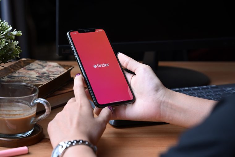 8 Red-Flags beim Chatten mit Matches, bei denen ihr schnell das Weite suchen solltet