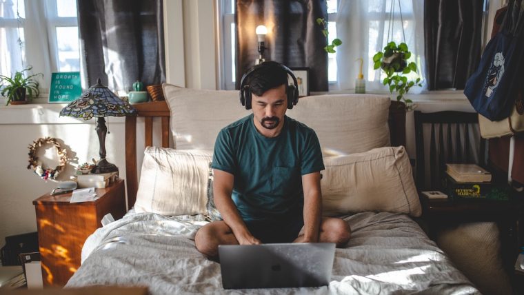 Home Office Blues: Wenn der Laptop das Bett erobert