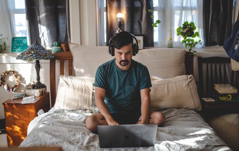 Home Office Blues: Wenn der Laptop das Bett erobert
