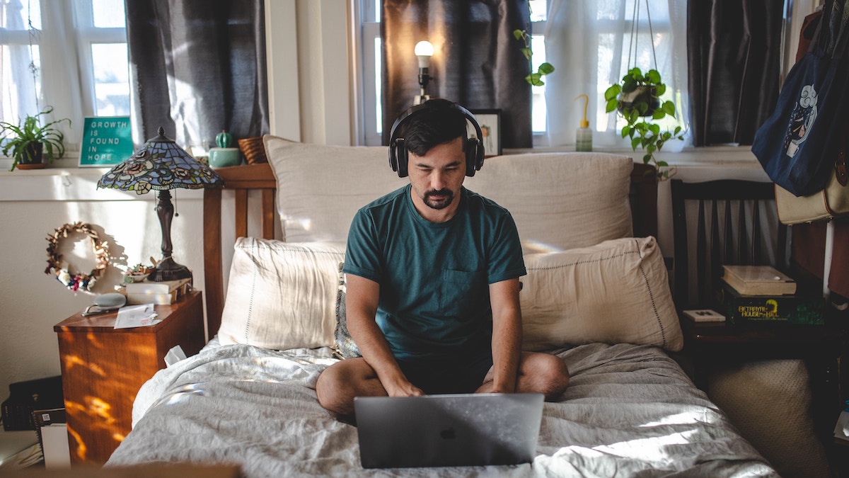 Home Office Blues: Wenn der Laptop das Bett erobert