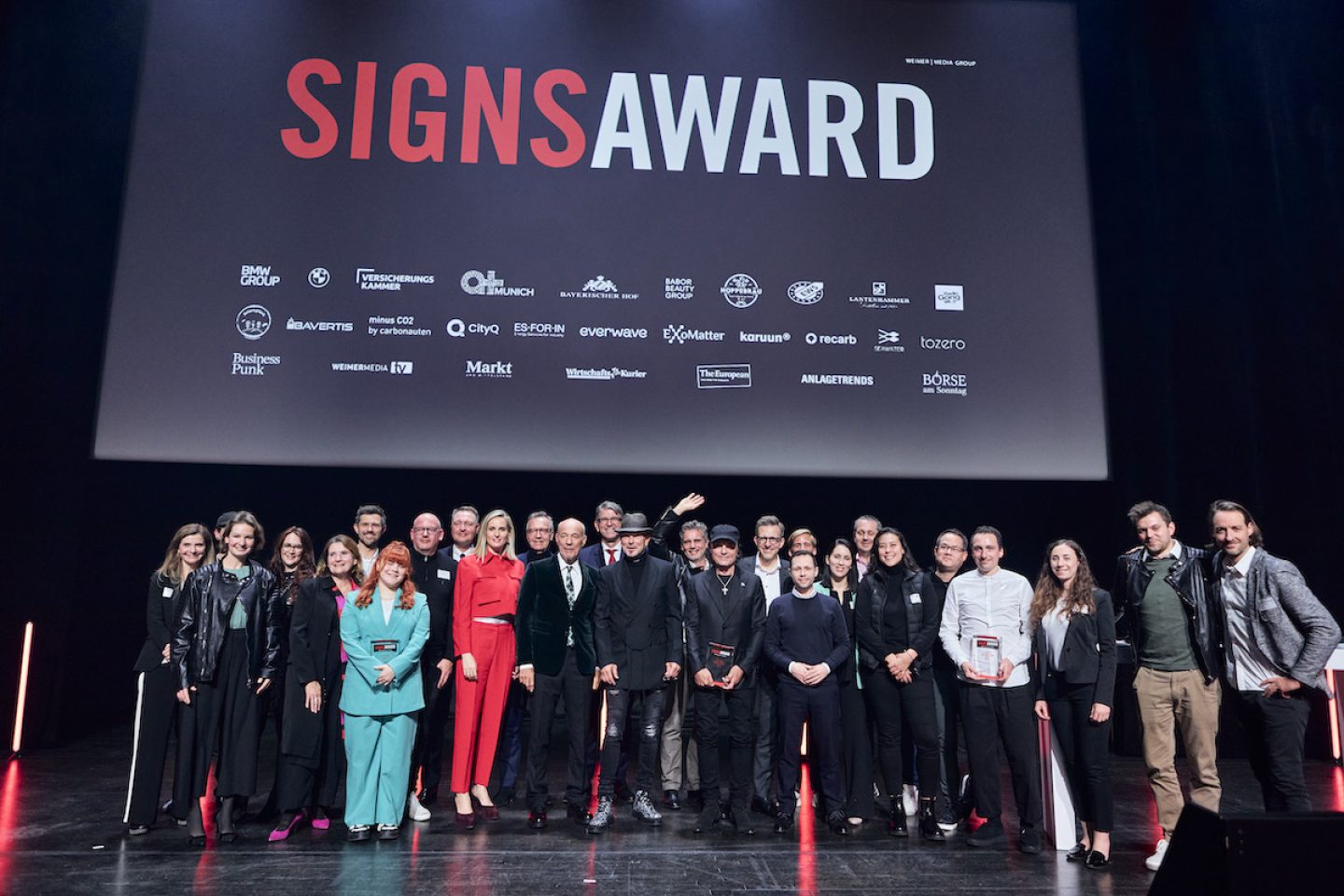 Gewaltige Stimmen für Veränderung: SignsAward in München ehrt Zukunftsmacher aus Musik, Wirtschaft und Innovation