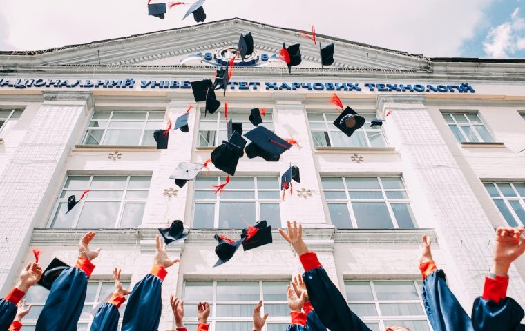 Prager Uni verabschiedet sich von Bachelorarbeiten