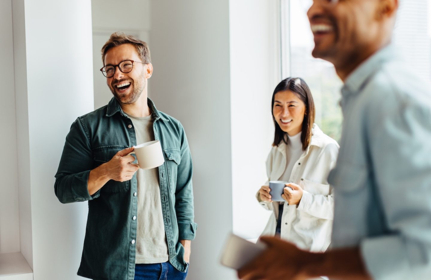 „Coffee Badging“: Ein aufstrebender Trend in der Arbeitswelt und seine geschlechtsspezifischen Aspekte