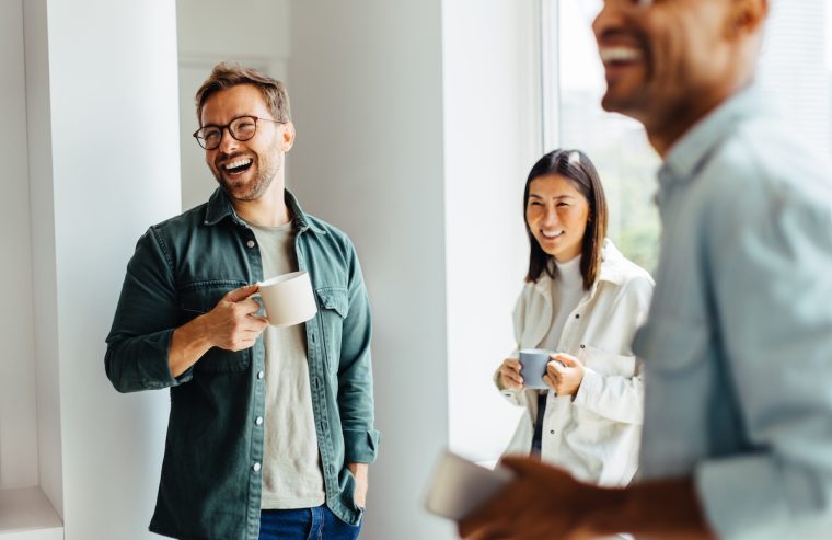 „Coffee Badging“: Ein aufstrebender Trend in der Arbeitswelt und seine geschlechtsspezifischen Aspekte