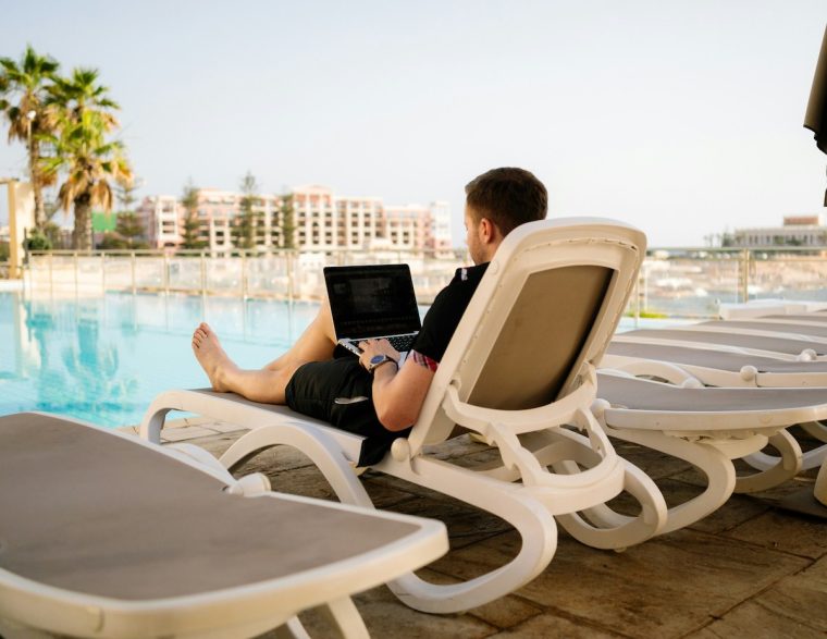 Workation und Auswandern im Trend – Wie Portugal und Griechenland um digitale Zuwanderer ringen