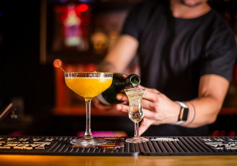 Bartender und Bartenderinnen sind Wing(wo)men – nicht nur am Valentinstag 