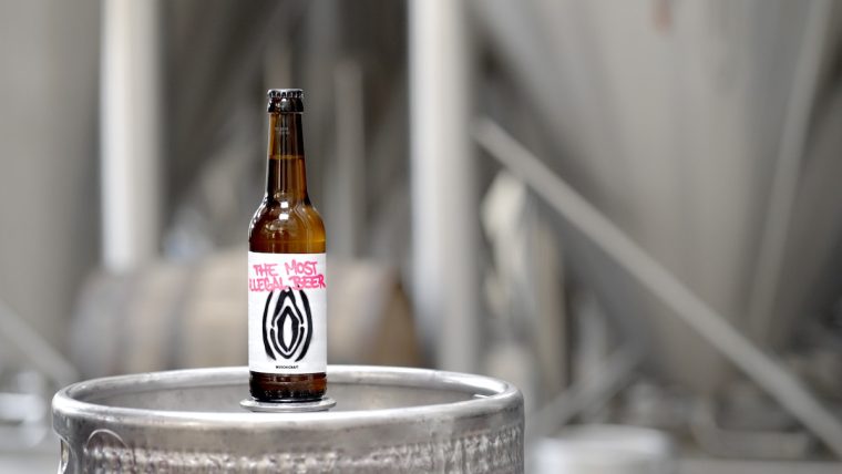 Anstoßen mit dem illegalsten Frauenbier der Welt