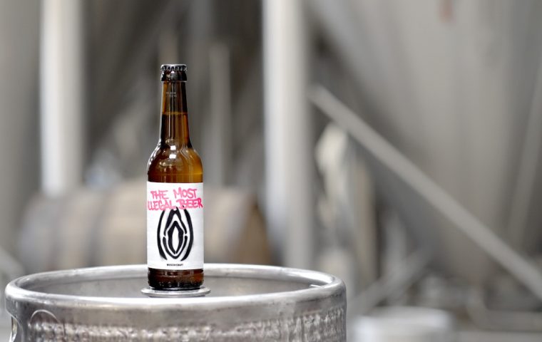 Anstoßen mit dem illegalsten Frauenbier der Welt