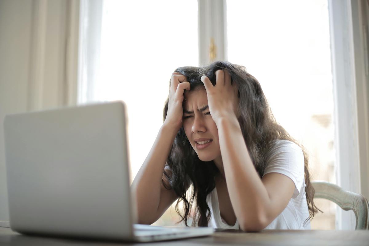 あなたがストレスを感じていることを示す 6 つの異常な兆候