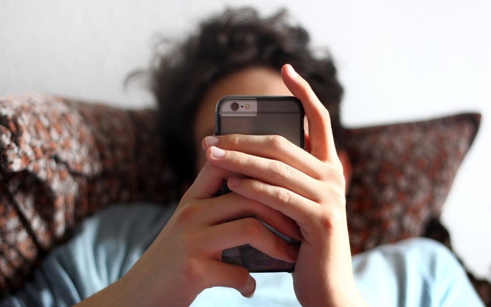 Eine Frau am Smartphone