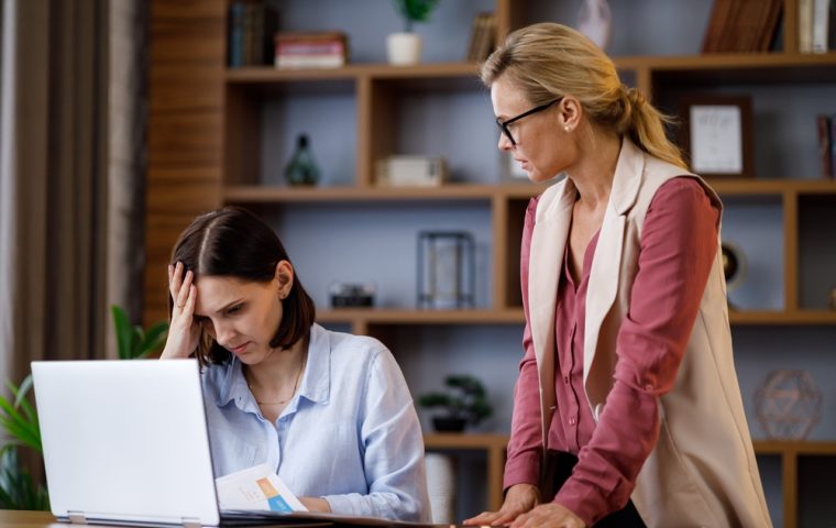 Laut Umfrage: DAS lenkt uns am meisten im Büro ab