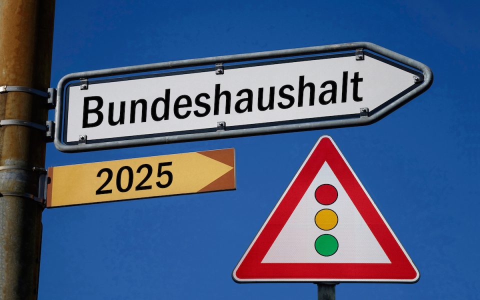 Die Bundesregierung stockt personell auf.