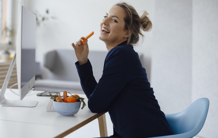 Abnehmen im Büro: 7 effektive Tipps für den Arbeitsalltag